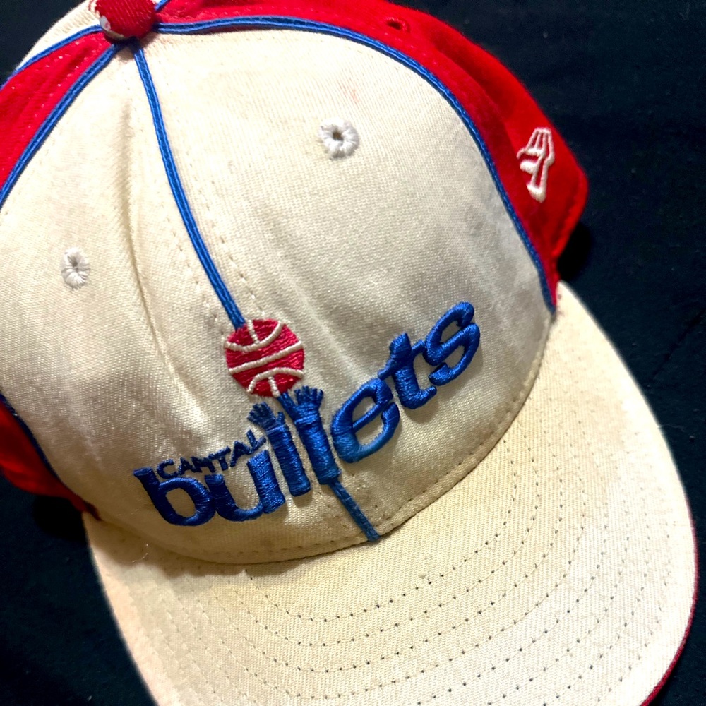 New Era Capital Bullets Fitted Cap
Size 7 1/4